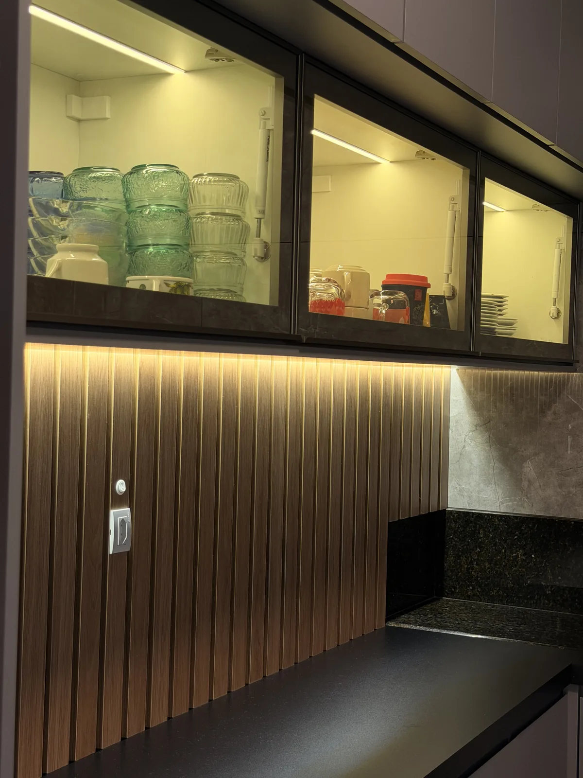 Detalhe de móvel planejado com iluminação embutida e acabamento preciso.